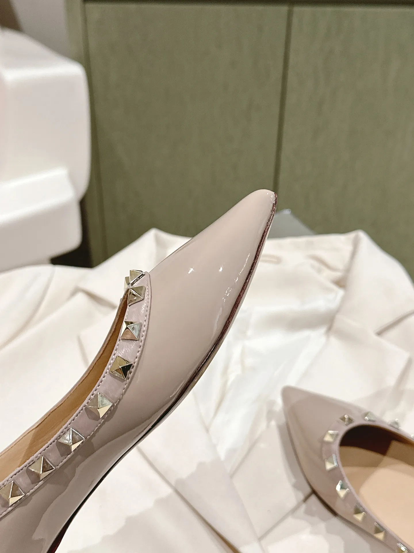 👟👟Ex-factory price 520👟👟 | ²⁰²4 𝐬𝐬 🤍🤎 Versatile series for all seasons! Is your shoe cabinet missing a pair? ! 🔥 The entire VALENTINO series is produced by Taiwan-funded factories! Getting in and out of the counter is stress-free! ROCKSTUD Valentino studded patent leather ballet flats ONE STUD retro craft pyramid large rivet buckle flats/high heels Smooth shoe lines and awesome version Comfortable upper foot. Increases height. Looks slimmer. Elongates leg lines Imported mirrored calfskin/cow patent leather/high-density silk material Lambskin lining Italian high-density genuine leather outsole Size35-39 (40/41/42 can be customized) Heel height: flat ♺Synchronized gift box💝packaging at the counter!